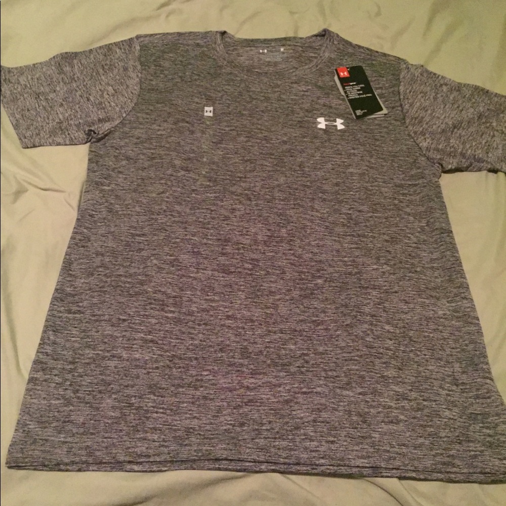 New men’s medium under armor shirt